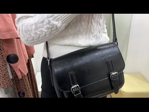 ❤️ Masturbazione pubblica della giovane cagna FeralBerry con un dildo nel camerino ❌ Video di sessoal it.ladyxxxporno.ru ❌️❤